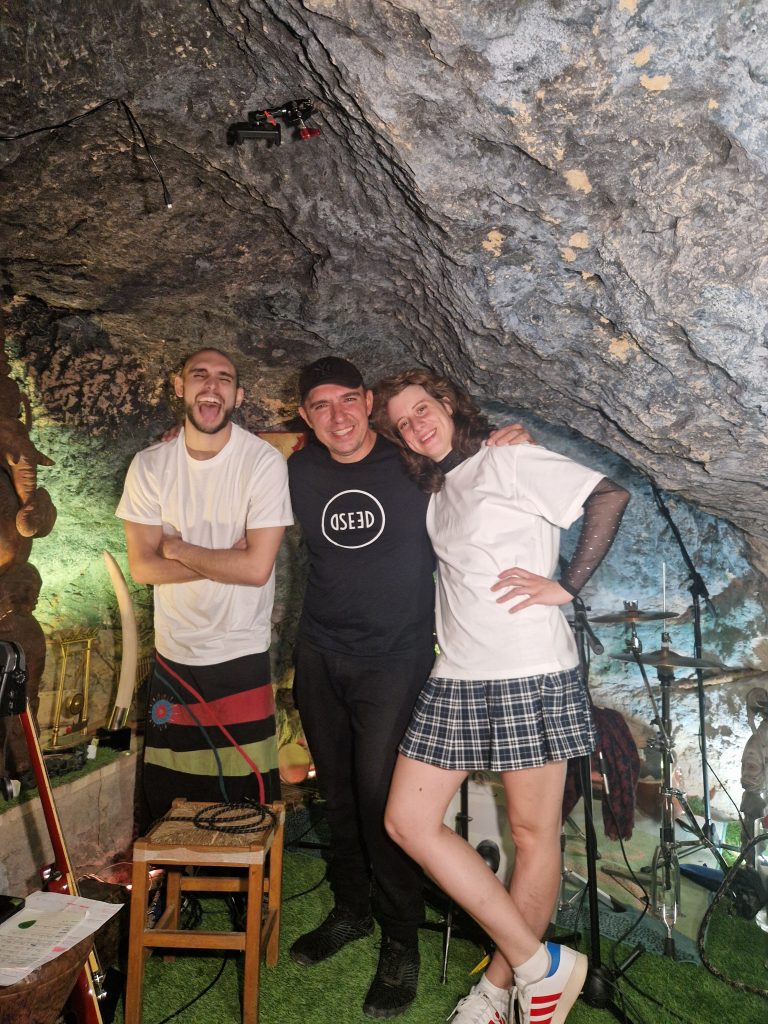 Patricia y Galo junto a Gonzalo (Fundador de Stone Cage Records) posan en la cueva.