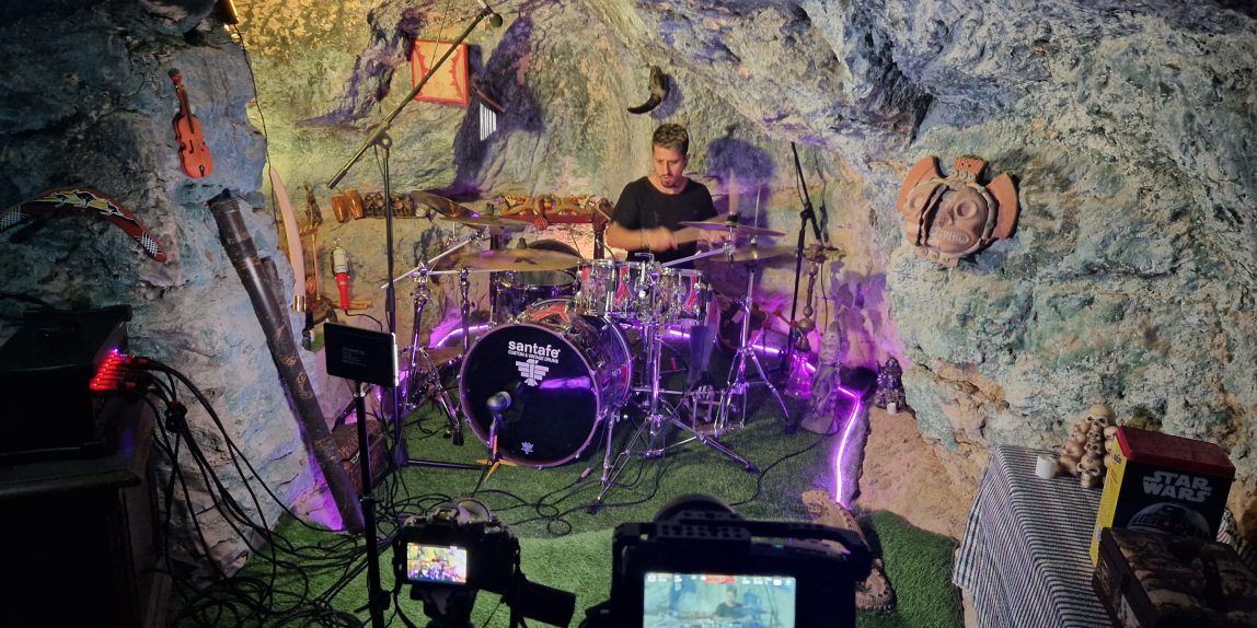 Imagen de Nelson Valenzuela en el setup de la cave session