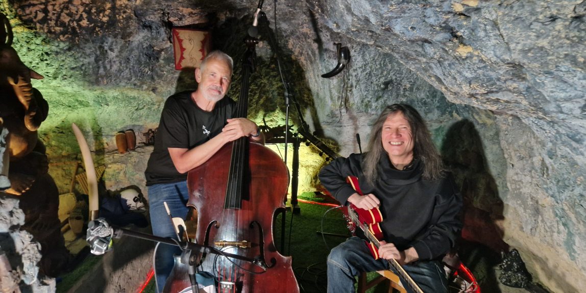 Baldo Martínez y Sacri Delfino posando en la Cueva de Stone Cage Records