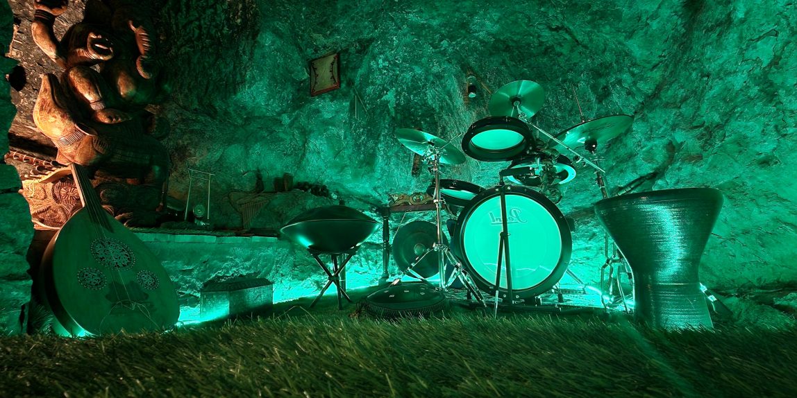 Cueva Stone Cage